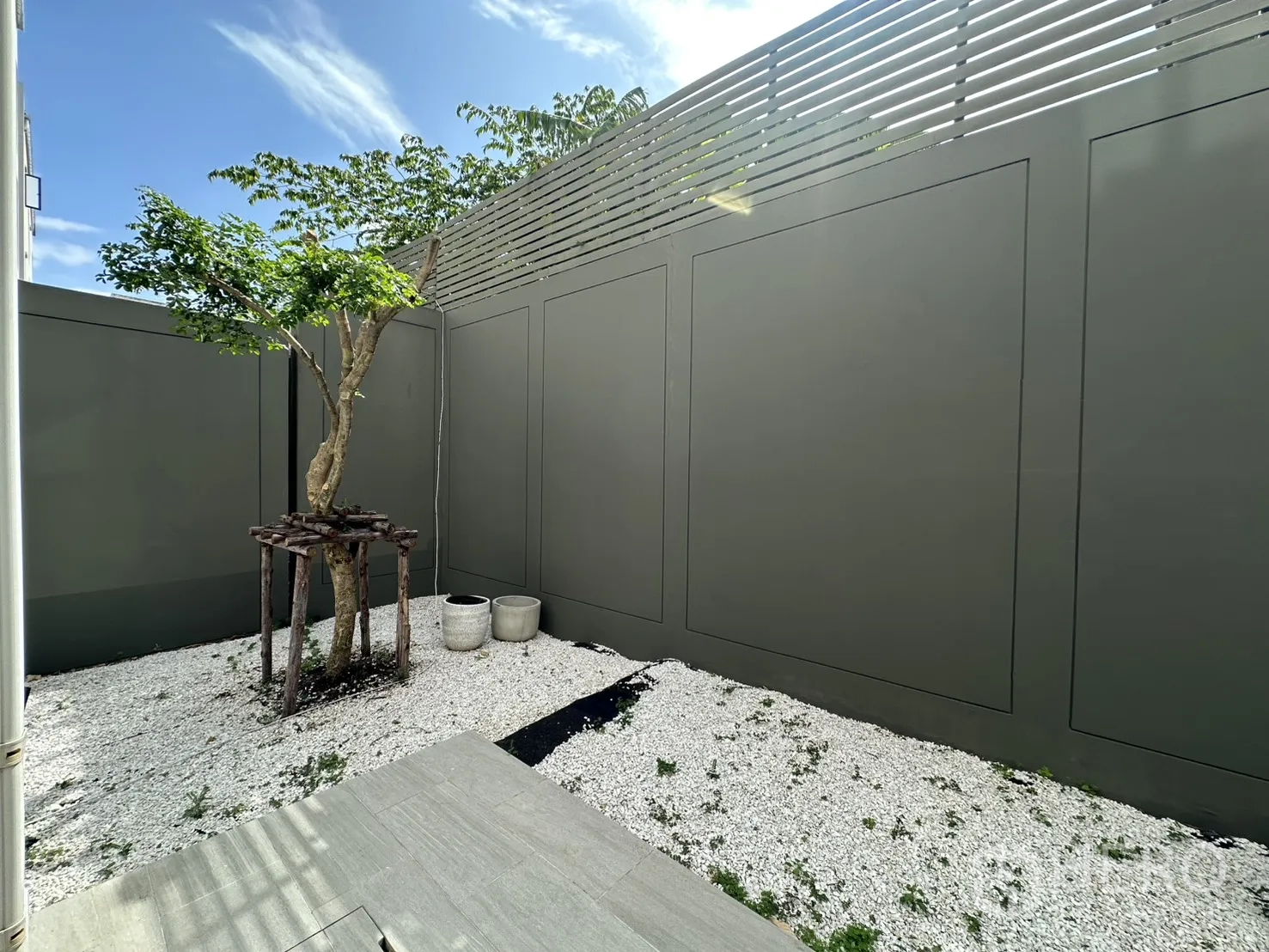 家庭办公室 for rent or sale in Suan Luang, Bangkok - 私家庭院，围墙高、白色碎石地面与小树。
