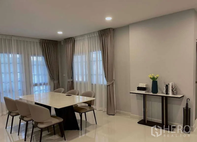 บ้าน ให้เช่าในBang Phli, Samut Prakan - พื้นที่รับประทานอาหาร โต๊ะ 6 ที่นั่ง ข้างหน้าต่างเต็มผนังและผ้าม่าน