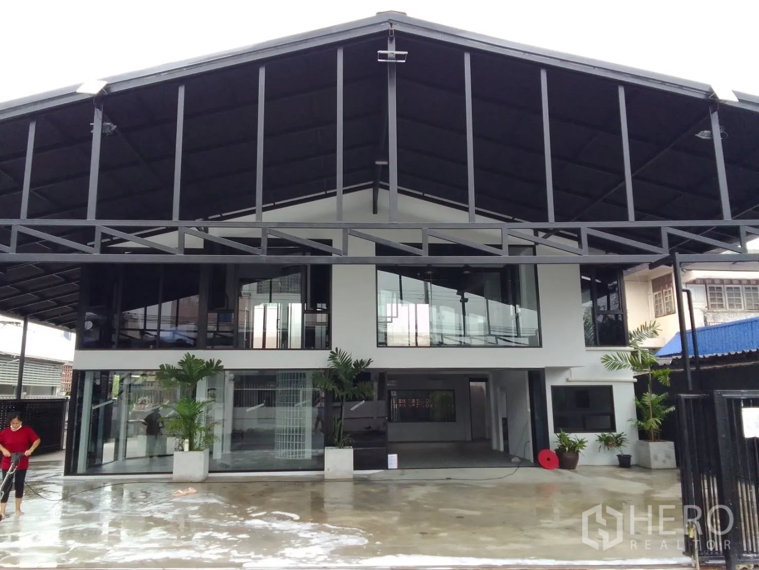 带办公室的家 出租在Wang Thonglang, Bangkok - 正立面强调玻璃二楼与金属人字屋顶