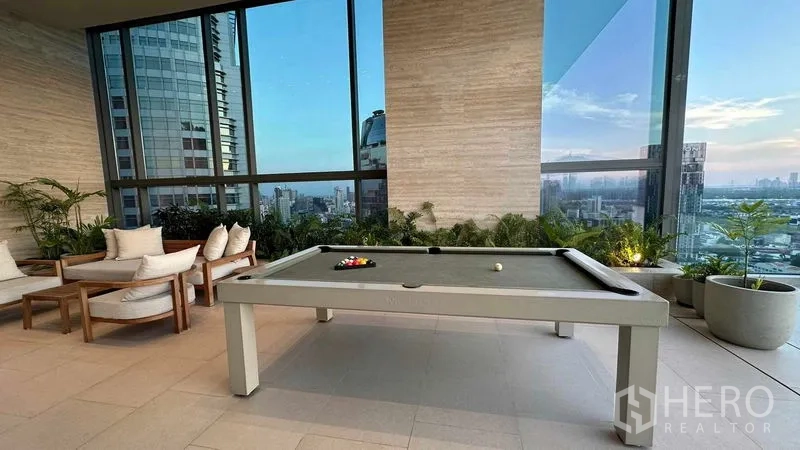 公寓 出售 - 住户休闲区配台球桌与沙发，面向城市景致。