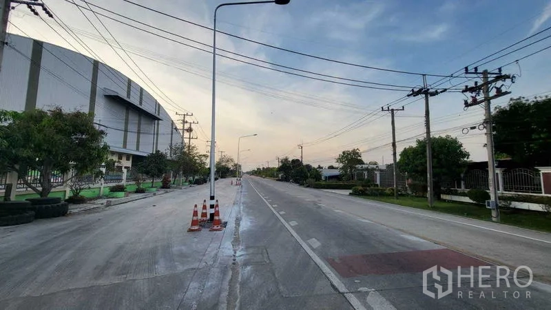 โรงงาน ให้เช่าในSai Noi, Nonthaburi - ถนนสองเลนหน้าโรงงาน มีไฟส่องสว่างและเสาไฟฟ้า เหมาะสำหรับรถบรรทุกเข้าออก