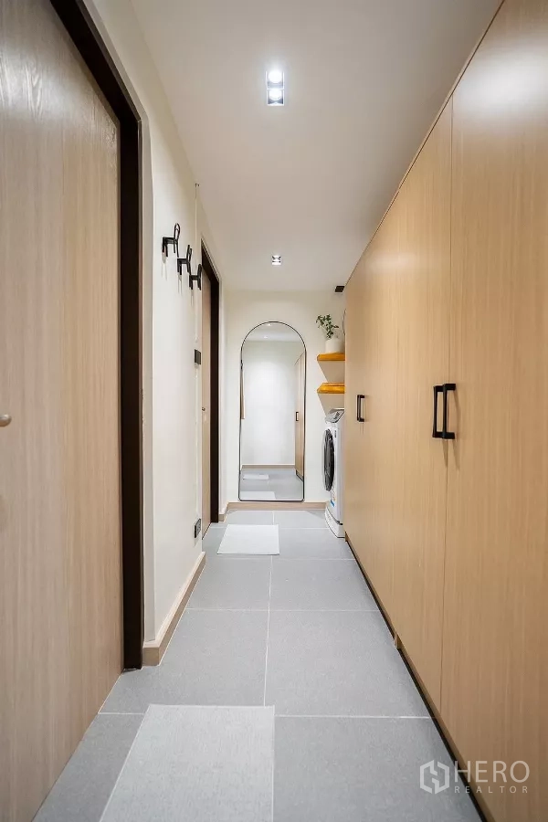 บ้าน ให้เช่าในHuai Khwang, Bangkok - โถงทางเดินพร้อมตู้บิวท์อิน และโซนซักรีดท้ายทาง