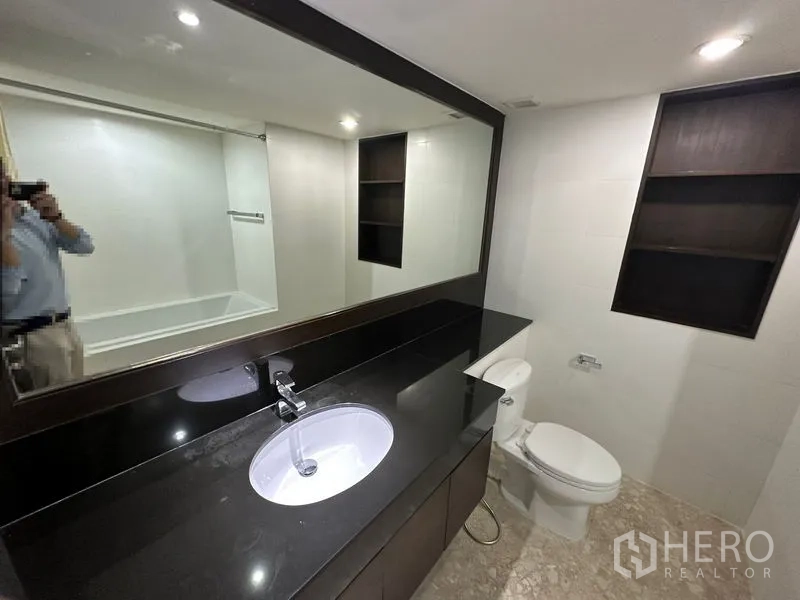คอนโด ให้เช่าในWatthana, Bangkok - ห้องน้ำสมัยใหม่ เคาน์เตอร์หินสีดำกระจกบานใหญ่ โถสุขภัณฑ์ และอ่างอาบน้ำ