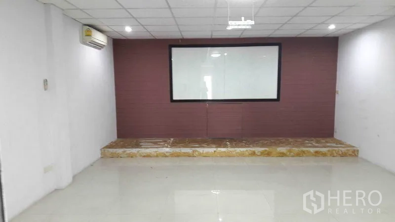 办公空间 出租在Bueng Kum, Bangkok - 演示区域，特色墙面与大型室内窗。