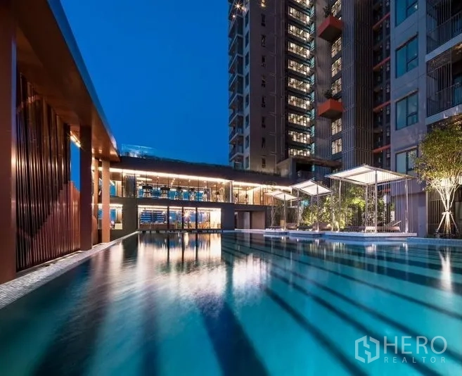 คอนโด ให้เช่าในWatthana, Bangkok - สระว่ายน้ำกลางแจ้งขนาดใหญ่ข้างอาคารเวลากลางคืน