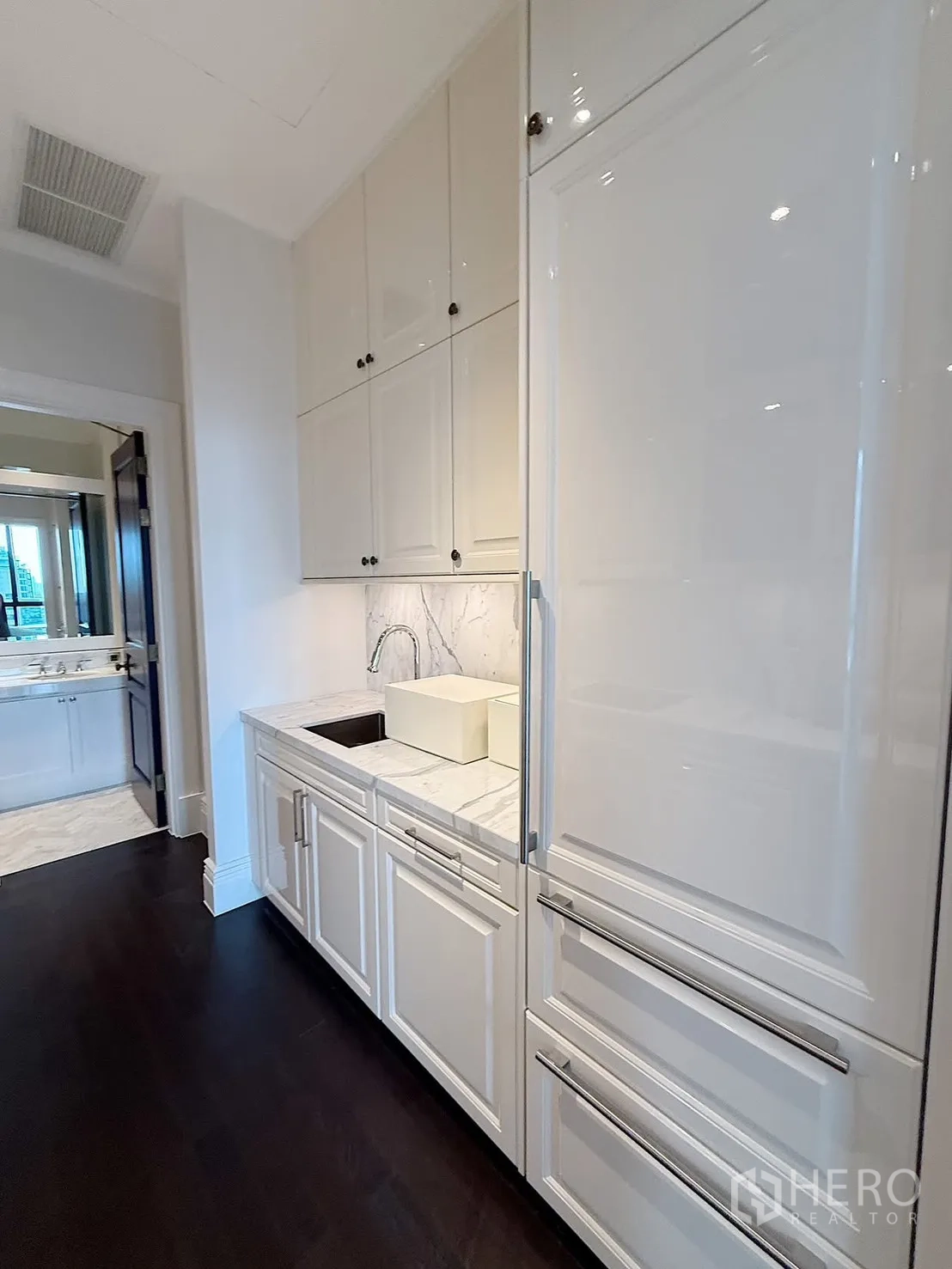 คอนโด for rent or sale in Pathum Wan, Bangkok - ด้านตรงข้ามของครัวพร้อมตู้เย็นบิลท์อิน อ่างล้างจาน และตู้เก็บของมากมาย