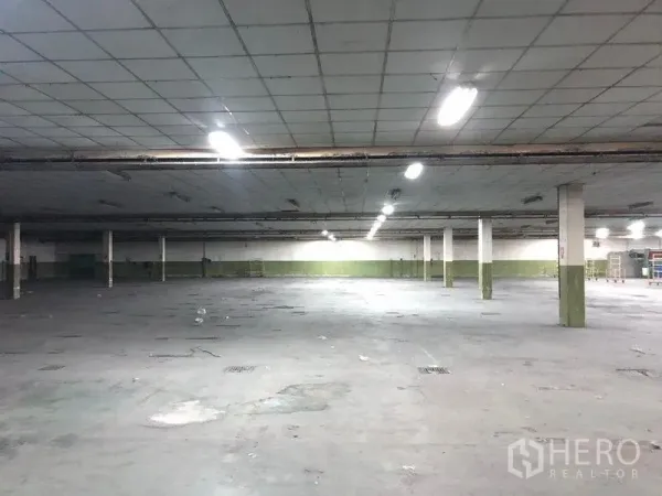 工厂 出租在Lat Krabang, Bangkok - 大跨度仓库分区，等距柱子与荧光照明。
