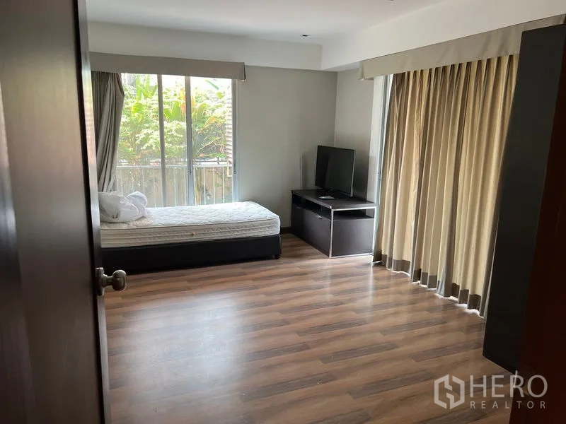 อพาร์ทเมนท์ ให้เช่าในWatthana, Bangkok - ห้องนอนกว้างพื้นไม้ หน้าต่างบานใหญ่ เตียงและชั้นวางทีวี