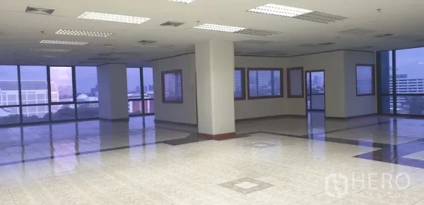 Office Space for rent in Din Daeng, Bangkok - Large open-plan office with tiled floors, columns, and wide windows offering Bangkok city views.