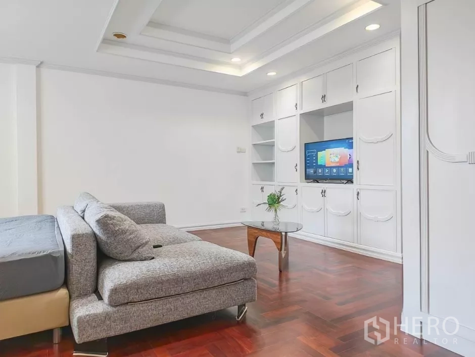 Detached House for rent in Yan Nawa, Bangkok - Bedroom entertainment wall with built‑in cabinetry, flat‑screen TV, and small coffee table.