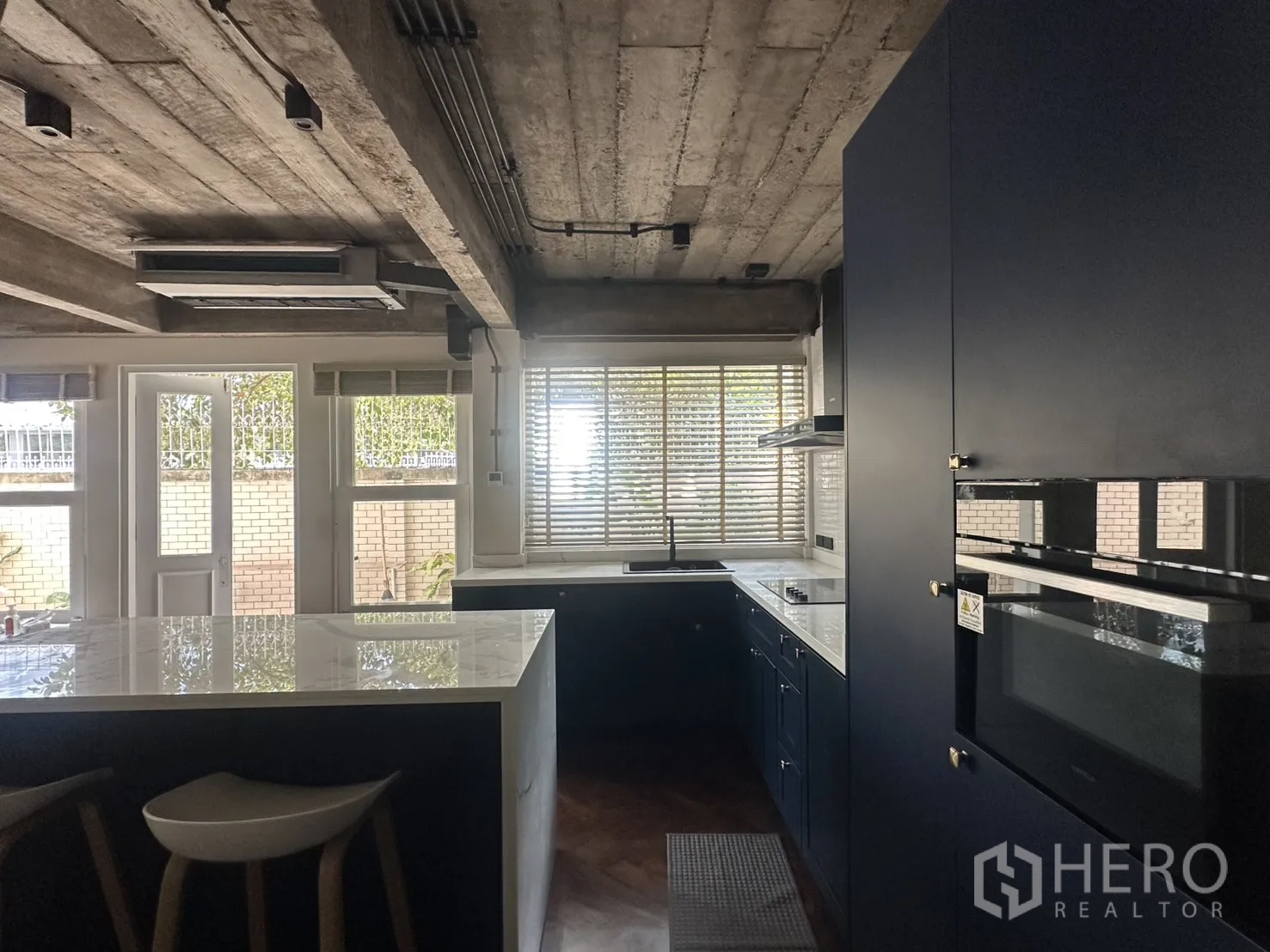 พื้นที่ขายของ for rent in Watthana, Bangkok - ครัวพร้อมที่นั่งริมไอแลนด์ ตู้เตาอบ และมู่ลี่หน้าต่าง.