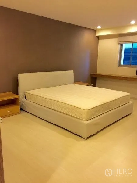 公寓 出租在Watthana, Bangkok - 宽敞卧室，特大床与极简装饰，嵌灯照明。