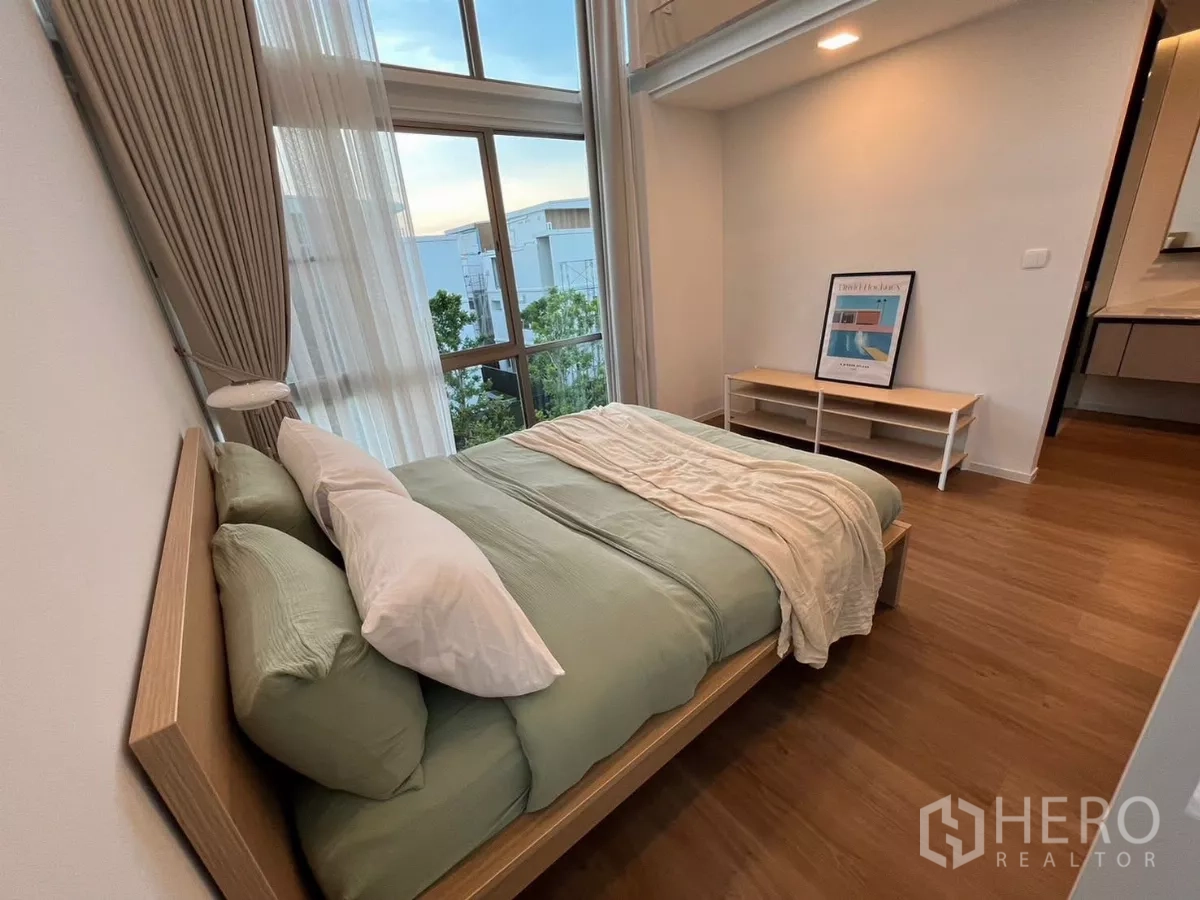Detached House for rent in Saphan Sung, Bangkok - Bedroom with panoramic windows, wood flooring and a low media console.