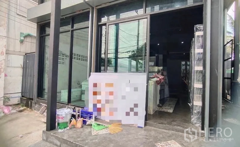 อาคารพาณิชย์ ให้เช่าในBang Kho Laem, Bangkok - หน้าร้านติดถนน กระจกบานใหญ่และชานทางเข้า