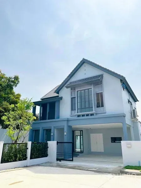 บ้าน ให้เช่าในBang Khun Thian, Bangkok - มุมมองหน้าบ้านสไตล์โมเดิร์น พร้อมรั้วและที่จอดรถในร่ม