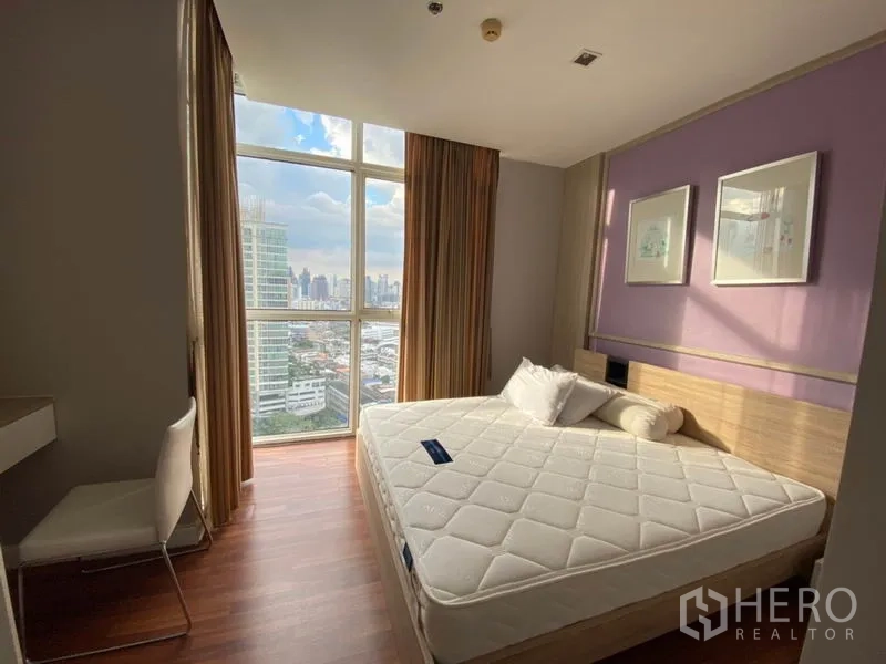 คอนโด ให้เช่าในWatthana, Bangkok - ห้องนอนหลักมีหน้าต่างบานใหญ่ ผนังสีม่วง พื้นไม้ และวิวสกายไลน์กว้าง