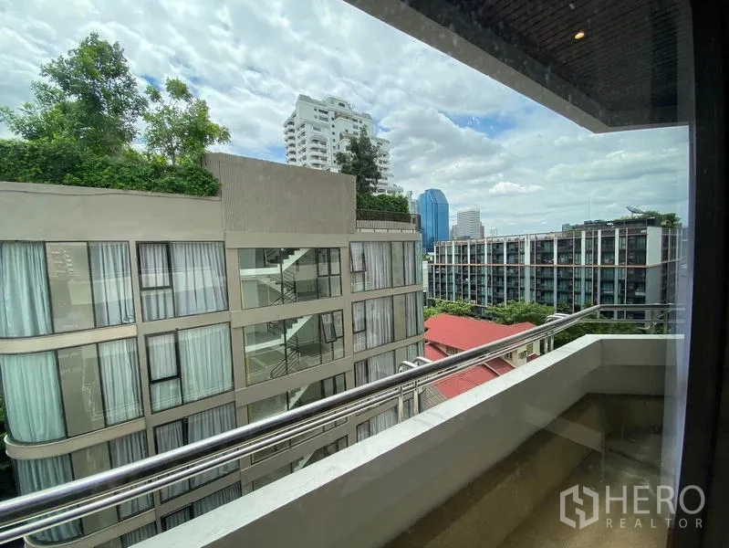 คอนโด ให้เช่าในKhlong Toei, Bangkok - ระเบียงพร้อมวิวเมืองและอาคารโดยรอบ