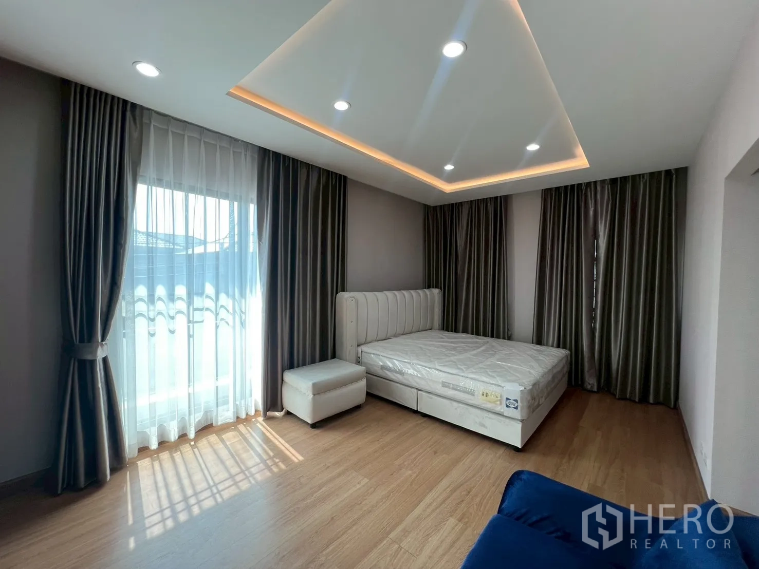 独立式住宅 出租或出售在Bang Phli, Samut Prakan - 采光充足的卧室，落地窗、纱帘和软包床。