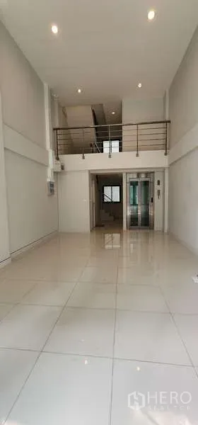 带办公室的家 出租 - 从一层望向夹层与私家电梯的住办一体空间。