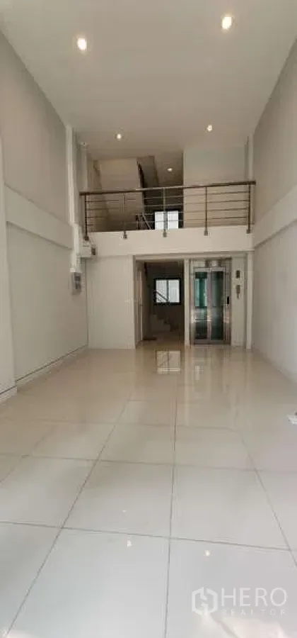 带办公室的家 出租 - 从一层望向夹层与私家电梯的住办一体空间。
