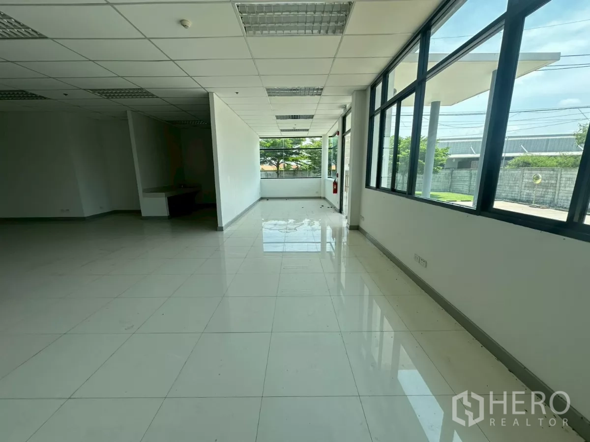 คลังสินค้า ให้เช่าในBang Phli, Samut Prakan - พื้นที่ออฟฟิศแบบโอเพ่นพร้อมฝ้าเพดานและพื้นกระเบื้องเงา