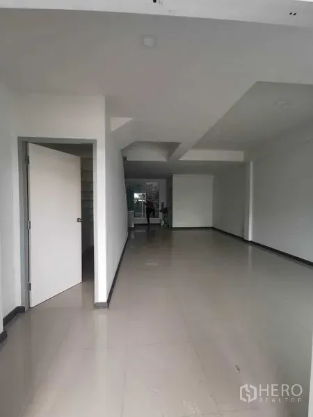带办公室的家 出租或出售 - 一层开放式大厅，瓷砖地面与白色墙面
