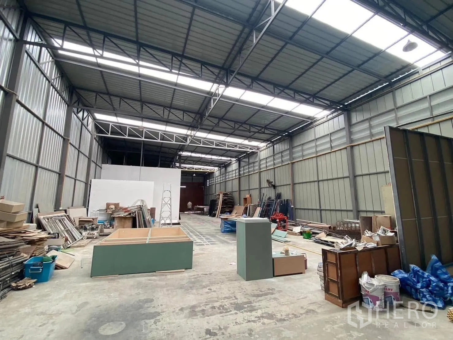 Warehouse for rent in Mueang Samut Prakan, Samut Prakan - Large warehouse interior with high roof, skylights, and concrete floor.
