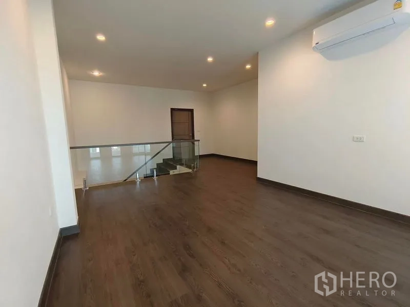 独立式住宅 出租或出售 - 二层走廊带玻璃楼梯栏杆，空间可作家庭厅。