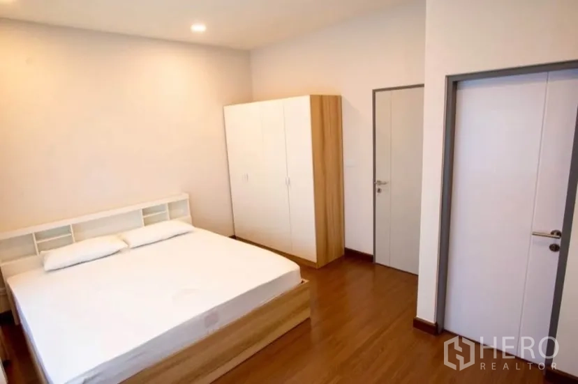 独立式住宅 出租在Bang Phli, Samut Prakan - 卧室配白色衣柜，简约风格。