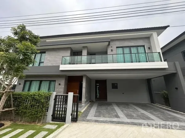 บ้าน ให้เช่าในBang Phli, Samut Prakan - ด้านหน้าบ้านเดี่ยวพร้อมรั้วทางเข้าและที่จอดรถ