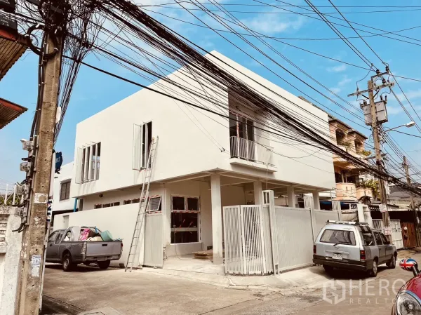 独立式住宅 出租或出售在Din Daeng, Bangkok - 近MRT Sutthisan 的白色转角两层独栋房屋，带围栏与车位。