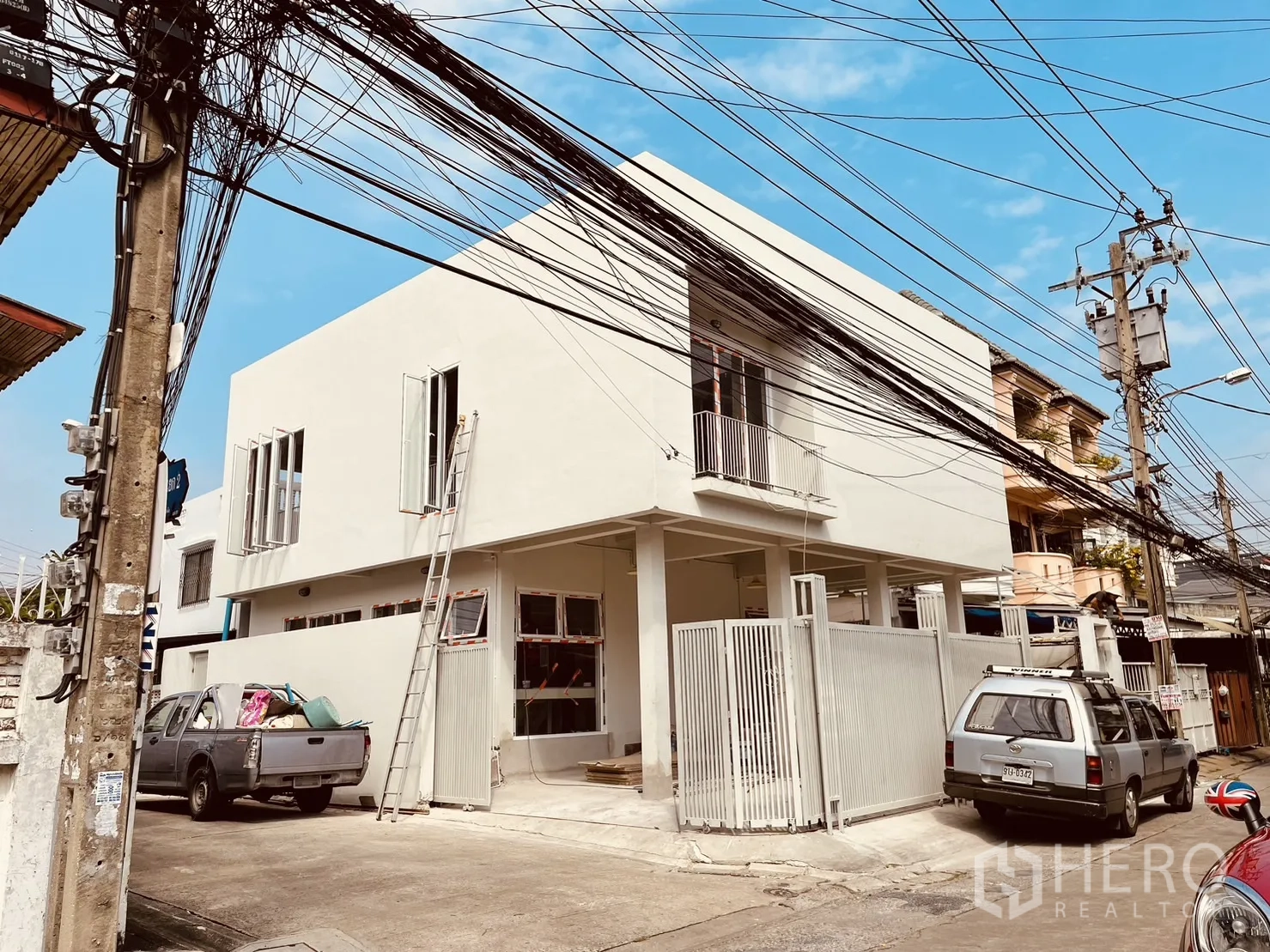独立式住宅 出租或出售在Din Daeng, Bangkok - 近MRT Sutthisan 的白色转角两层独栋房屋，带围栏与车位。