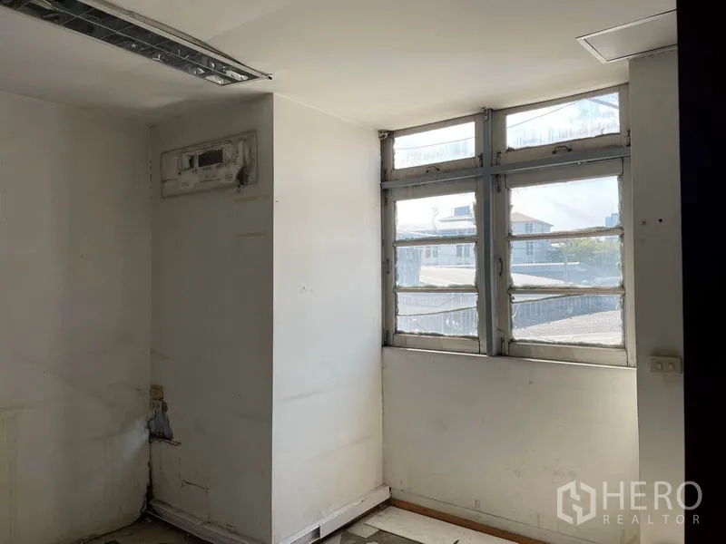 Warehouse for rent in Prawet, Bangkok - Upper-floor corner room with high windows allowing natural daylight into the space.