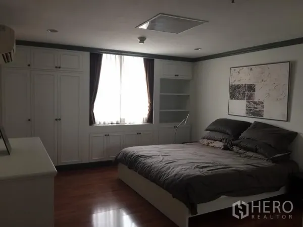 คอนโด ให้เช่าในWatthana, Bangkok - ห้องนอนหลัก เตียงคู่ ตู้เสื้อผ้าบิวท์อินขนาดใหญ่ และหน้าต่างพร้อมผ้าม่าน