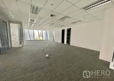 สำนักงาน ให้เช่า - พื้นที่สำนักงานแบบเปิด ปูพรม ฝ้าเพดานพร้อมไฟ และหน้าต่างมุมอาคาร