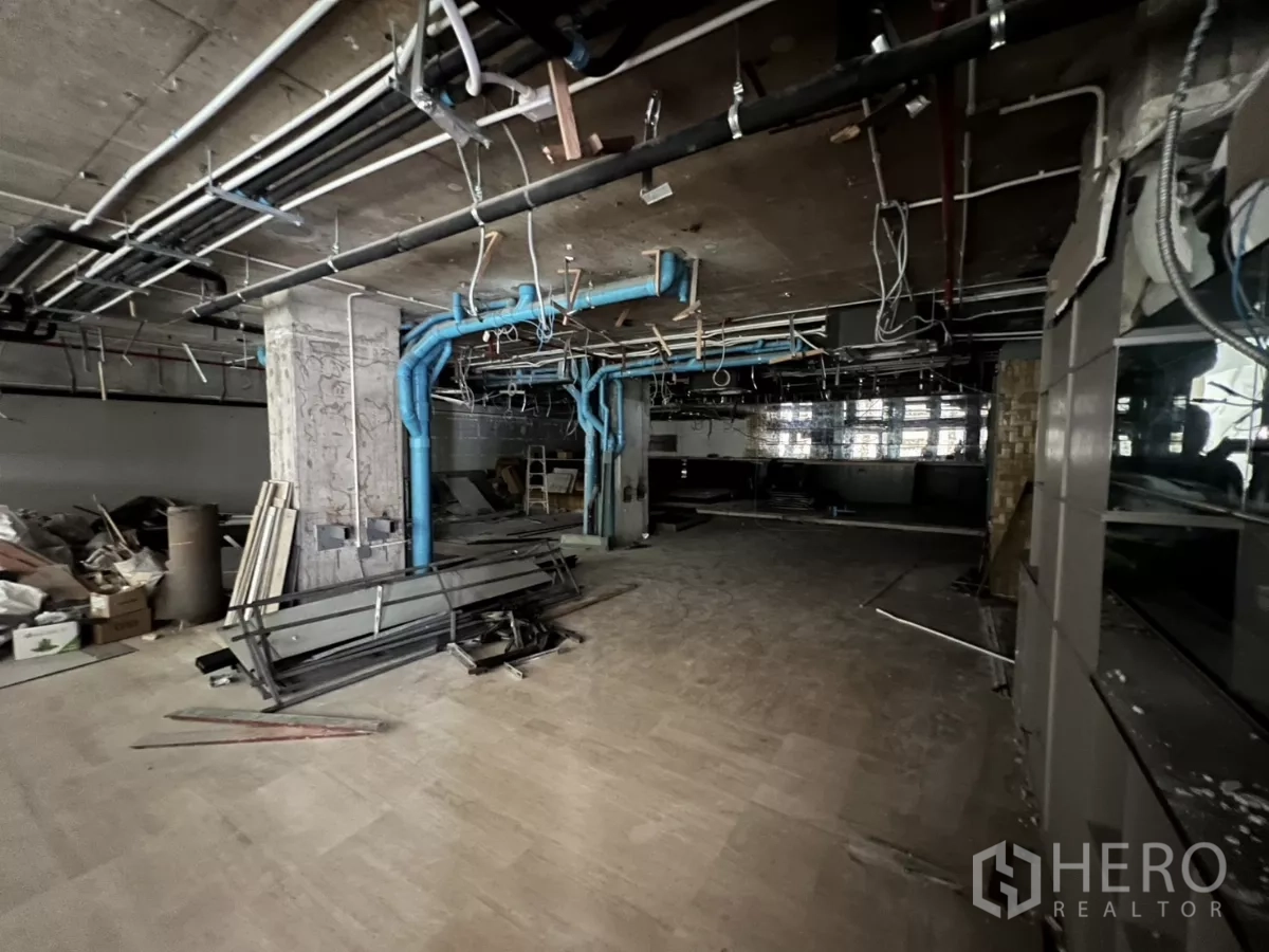 Retail Space for rent in Khlong Toei, Bangkok - Open-plan area showing MEP infrastructure and unfinished flooring.