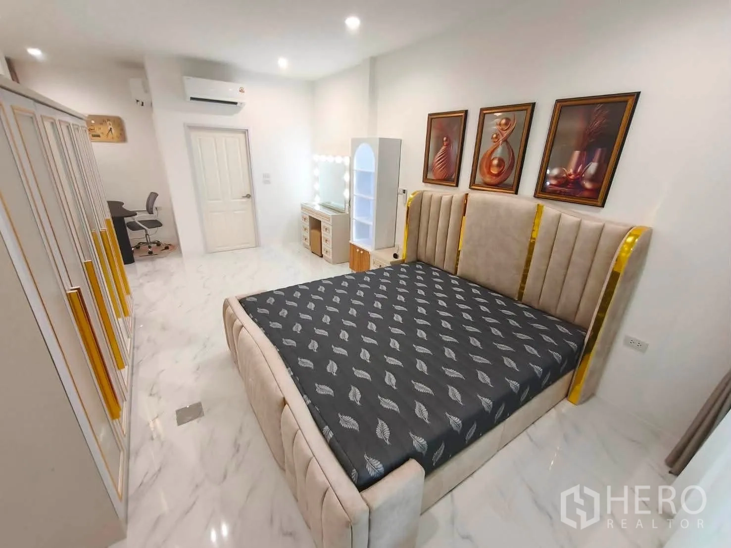 บ้านเดี่ยว for rent in Bang Phli, Samut Prakan - อีกมุมของห้องนอนใหญ่ เห็นเตียง ตู้เสื้อผ้า และโต๊ะเครื่องแป้ง.