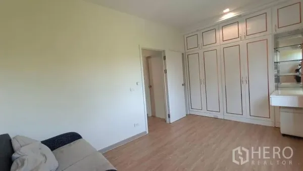 联排别墅 出租 - 卧室铺木地板，内置白色衣柜与梳妆台。