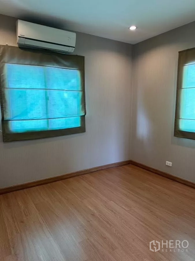 บ้าน ให้เช่าในSuan Luang, Bangkok - ห้องนอนที่สาม มีหน้าต่างสองบาน เครื่องปรับอากาศ และพื้นลามิเนตไม้.