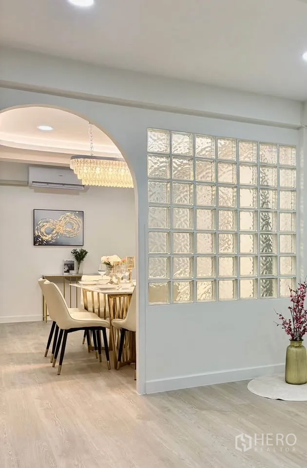 บ้านเดี่ยว for rent in Huai Khwang, Bangkok - พื้นที่ทานอาหารมีซุ้มโค้งและฉากผนังกระจกบล็อกข้างพื้นโทนไม้
