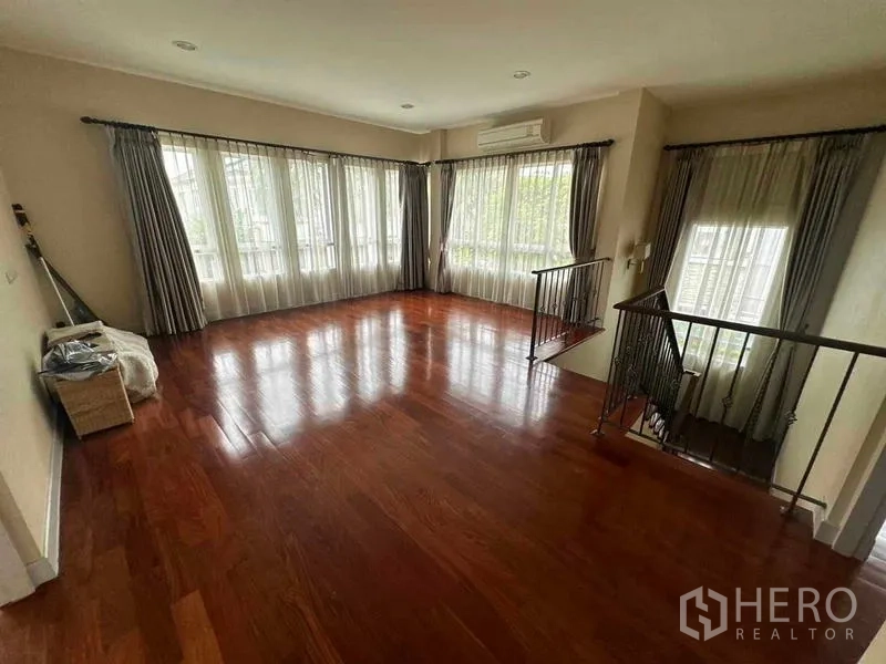 独立式住宅 出售在Saphan Sung, Bangkok - 二层家庭活动区，抛光木地板与环绕窗户。