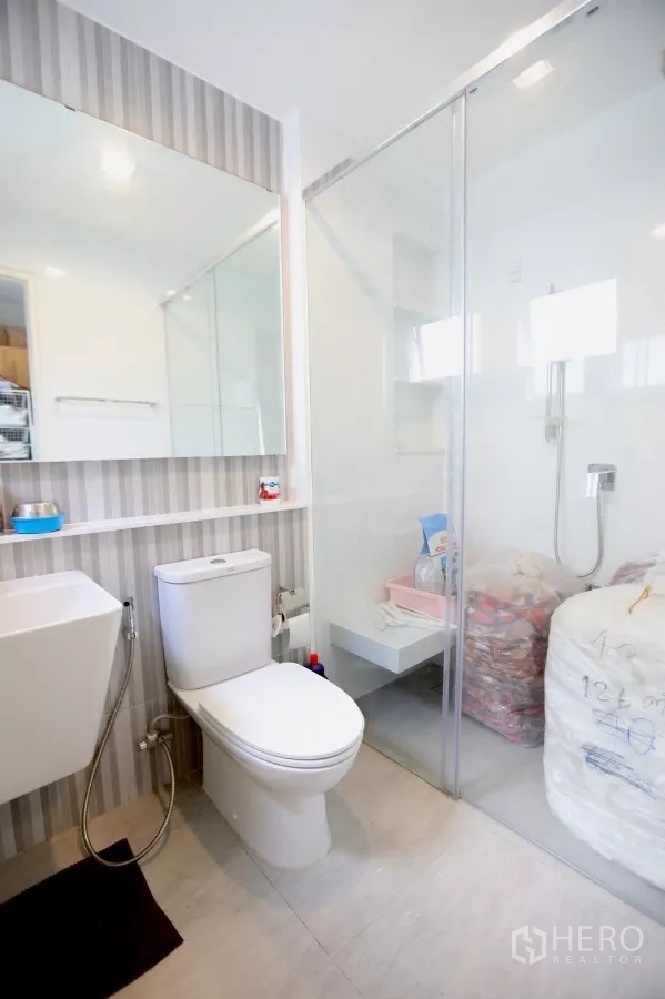 บ้าน ให้เช่าในSamut Prakan - ห้องน้ำโมเดิร์นมีฉากกั้นอาบน้ำ โถสุขภัณฑ์อัตโนมัติ และกระเบื้องหินอ่อน