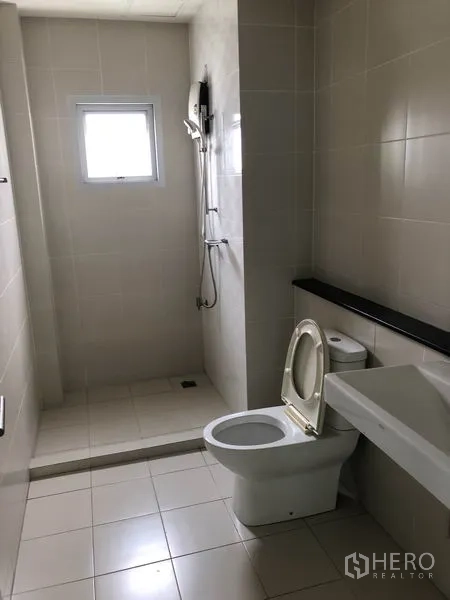 带办公室的家 出租在Wang Thonglang, Bangkok - 瓷砖卫浴，独立淋浴区、马桶、洗手台与小窗。