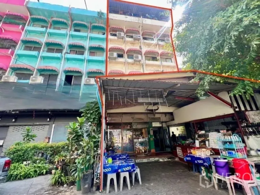 Shophouse for rent in Khlong Toei, Bangkok - Streetfront view of a multi-level shophouse with balconies and a ground-floor retail area near Sukhumvit.