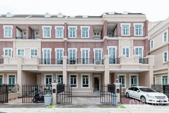 Townhouse for rent in Watthana, Bangkok - Three-storey townhouse facade in Watthana, Bangkok with brick accents, balconies and gated parking near BTS On Nut.