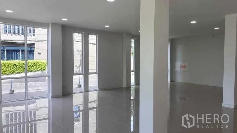 带办公室的家 出售在Huai Khwang, Bangkok - 一层大堂或展厅，整面玻璃临街采光。