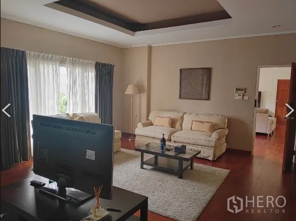 บ้าน ให้เช่าในHuai Khwang, Bangkok - ห้องนั่งเล่นชั้นบนพร้อมโซฟา พรม และแสงธรรมชาติ