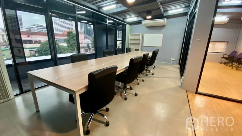 สำนักงาน ให้เช่าในSathon, Bangkok - ห้องประชุมพร้อมโต๊ะยาว เก้าอี้สีดำ หน้าต่างบานใหญ่ และเครื่องปรับอากาศติดผนัง