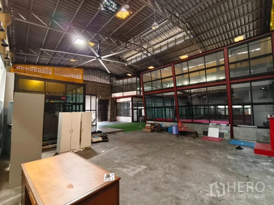 货栈 出租在Khlong Toei, Bangkok - 大型工业空间，红色钢架与玻璃办公室。
