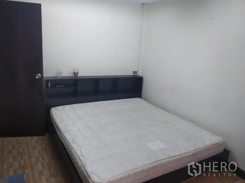 联排别墅 出租或出售在Wang Thonglang, Bangkok - 卧室配大床与素雅白墙。